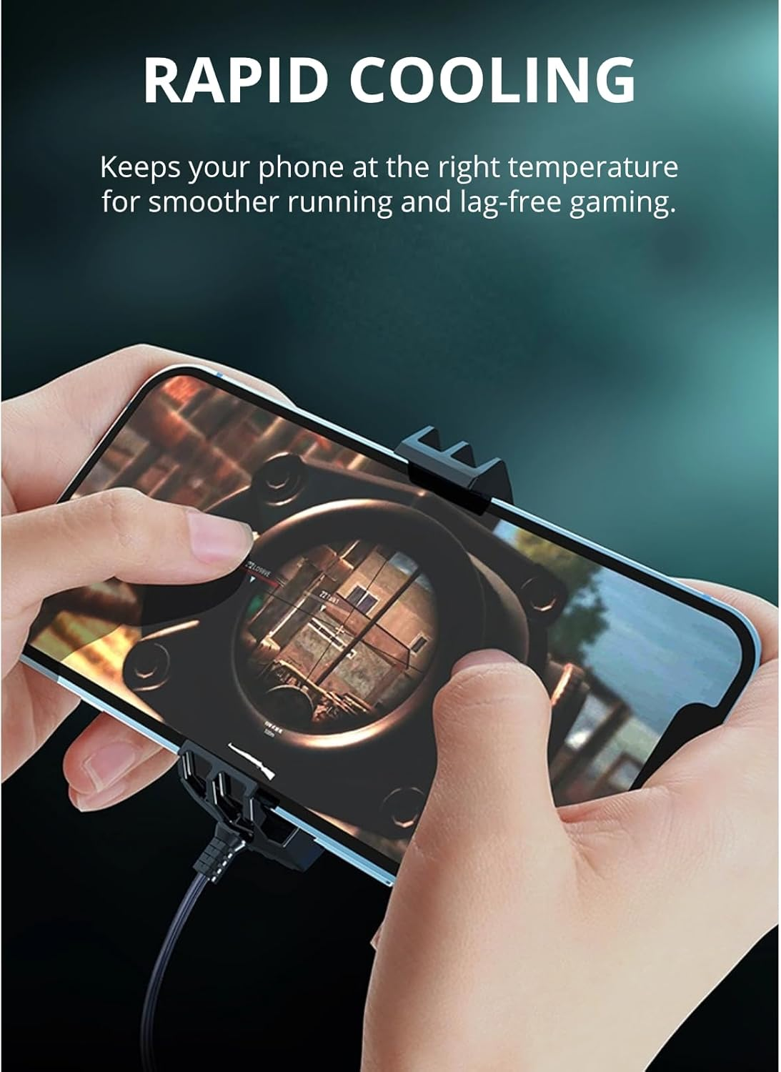 Hände halten ein Smartphone mit einem Handy-Kühler für Gaming.