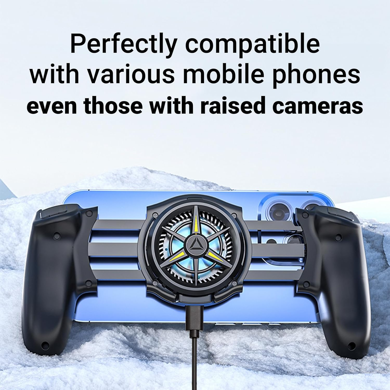Ein blauer Handy-Kühler mit Griffen, der auf Schnee liegt.