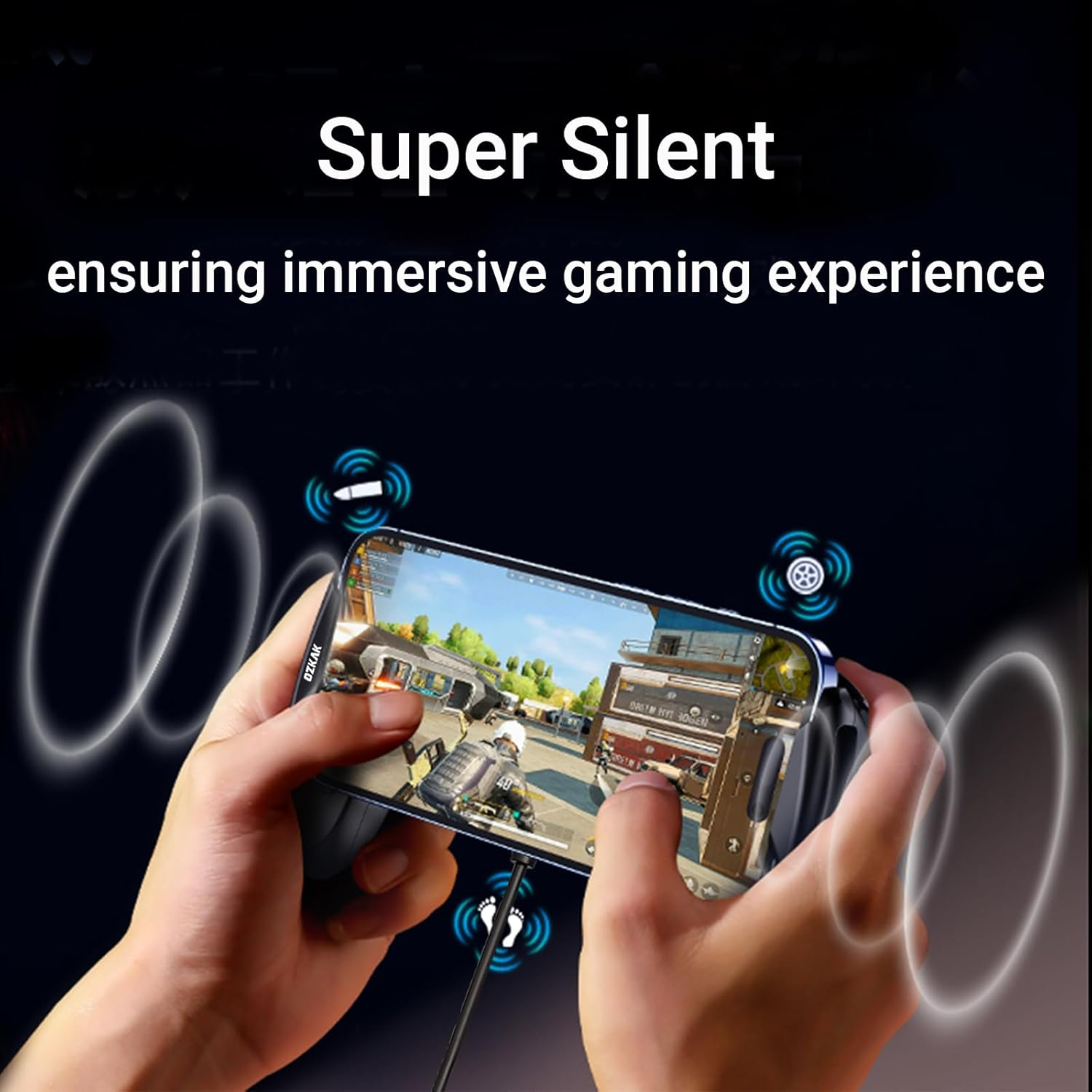 Hände halten Smartphone mit Shooter-Spiel, mit Ladeanschluss.