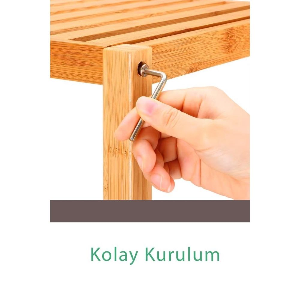 El, ahşap raftaki vidayı sıkmak için alyan anahtarı kullanıyor.