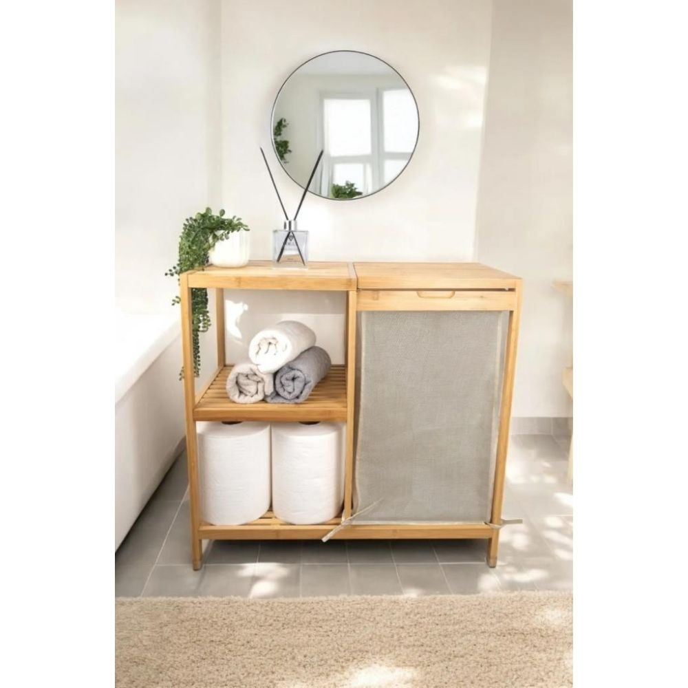 Havlu ve tuvalet kağıdı bulunan bambu banyo rafı.