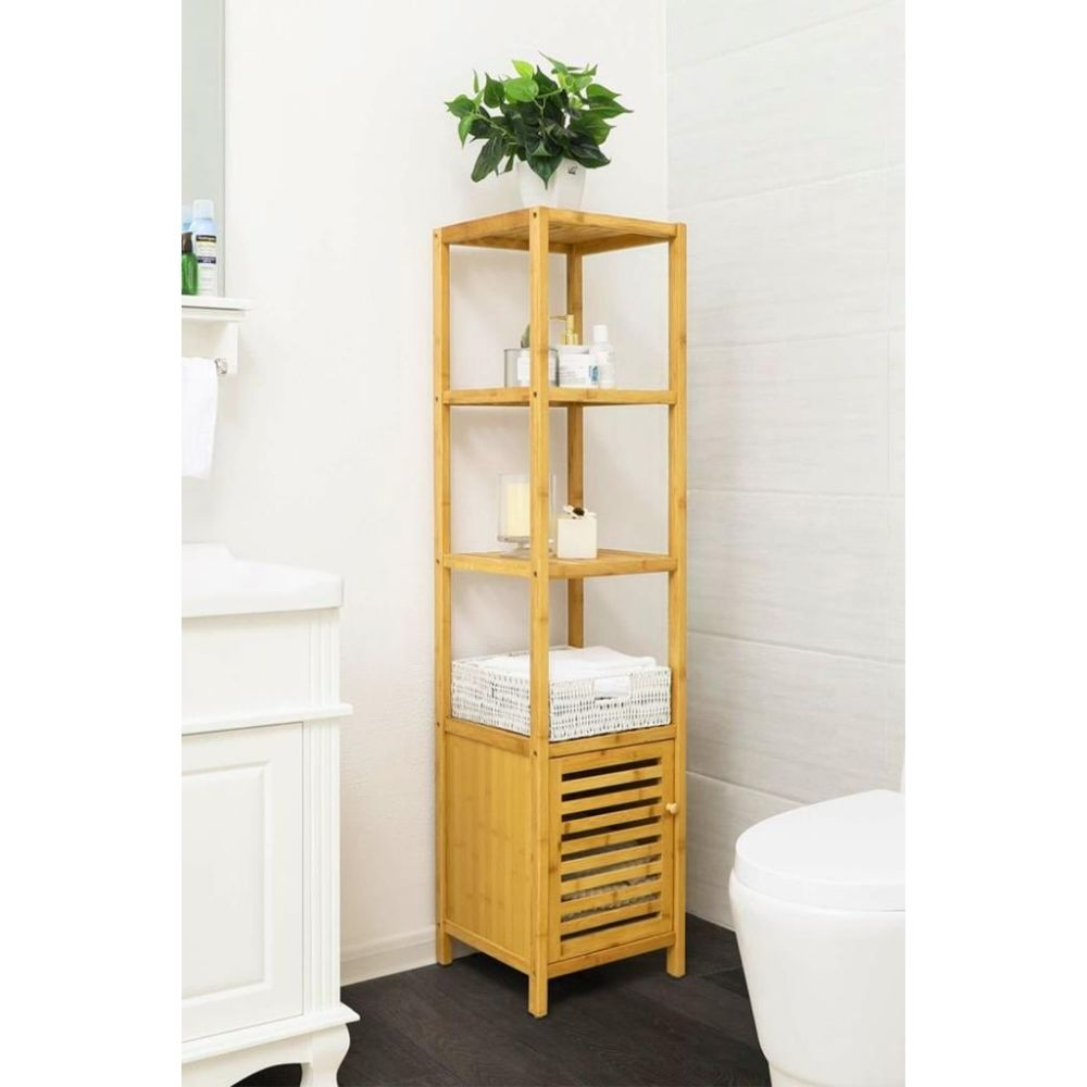 Sepetli, mumlu ve şişeli ahşap banyo raf ünitesi.