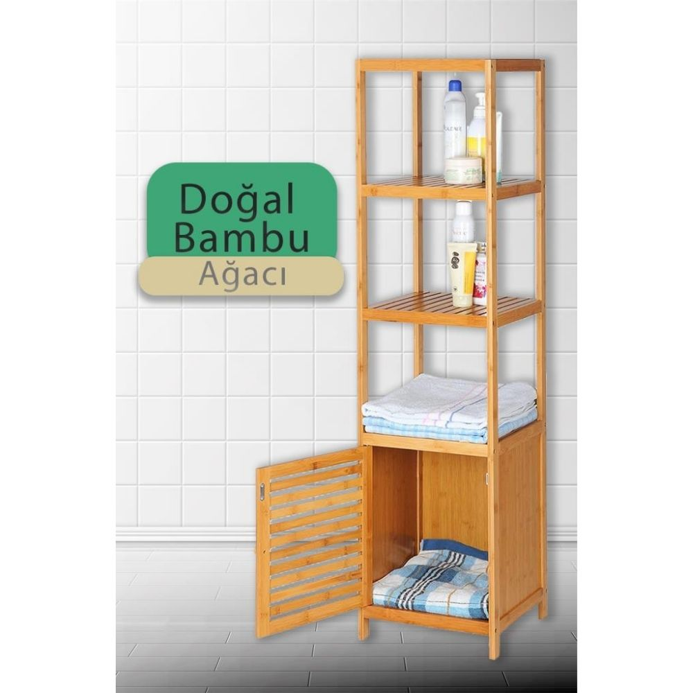 Şişe ve havlu bulunan açık raflı, yüksek bir bambu raf ünitesi. Bir kapı açıktır.