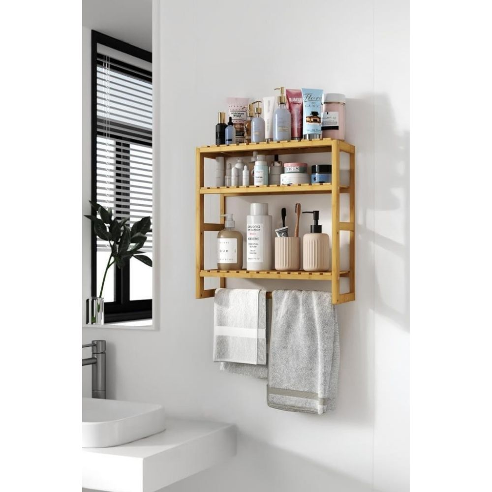 Bambu raf, tuvalet malzemeleri ve havlularla. Lavabo ve pencere görünür.