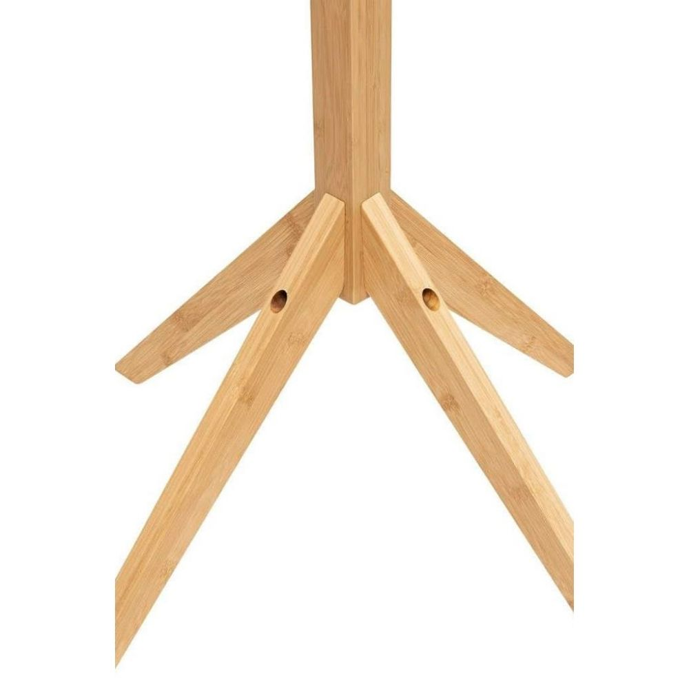 Dört bacaklı ve delikli ahşap bir tripod tabanının yakın çekimi.