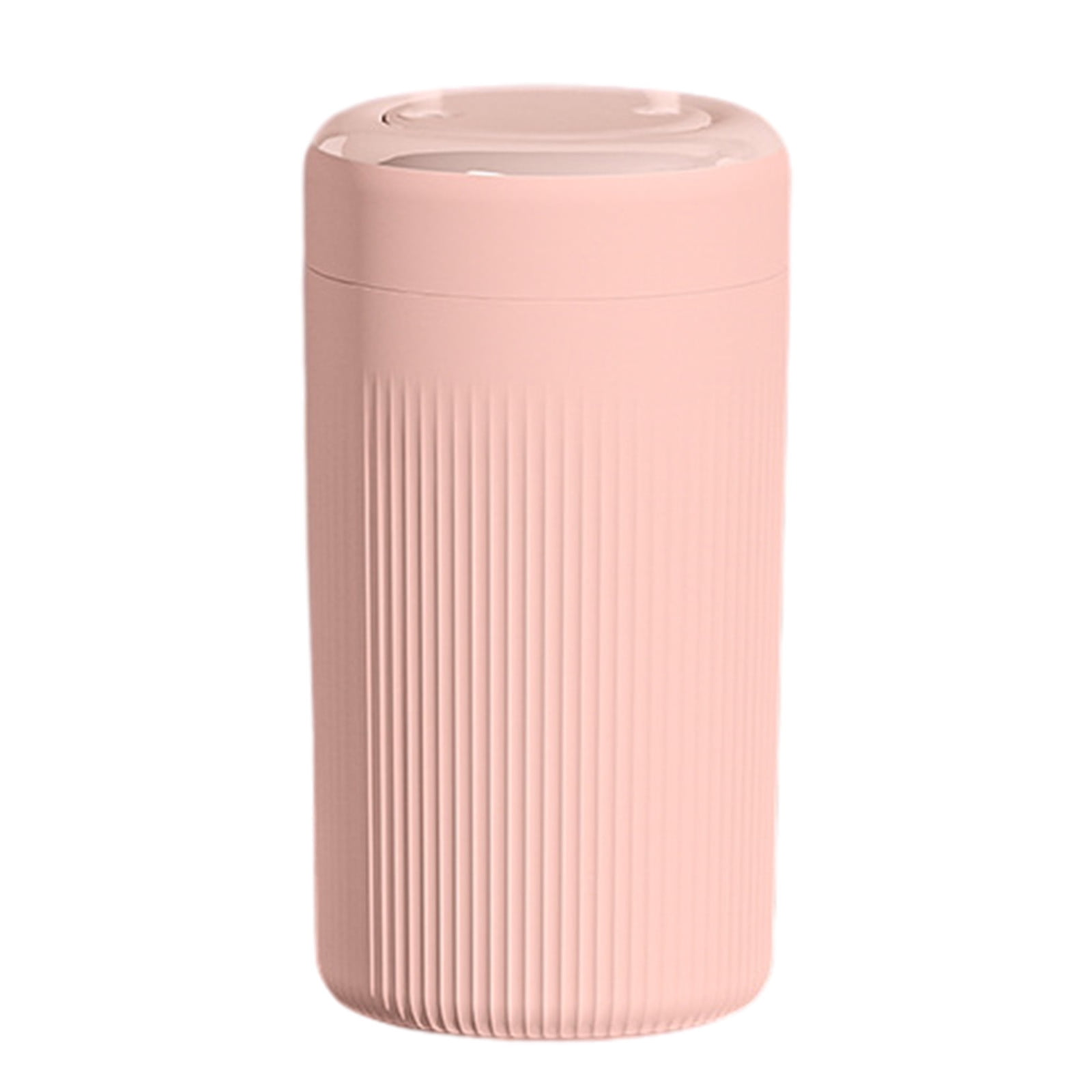 Eine rosafarbene, gerippte Tasse mit weißem Deckel.