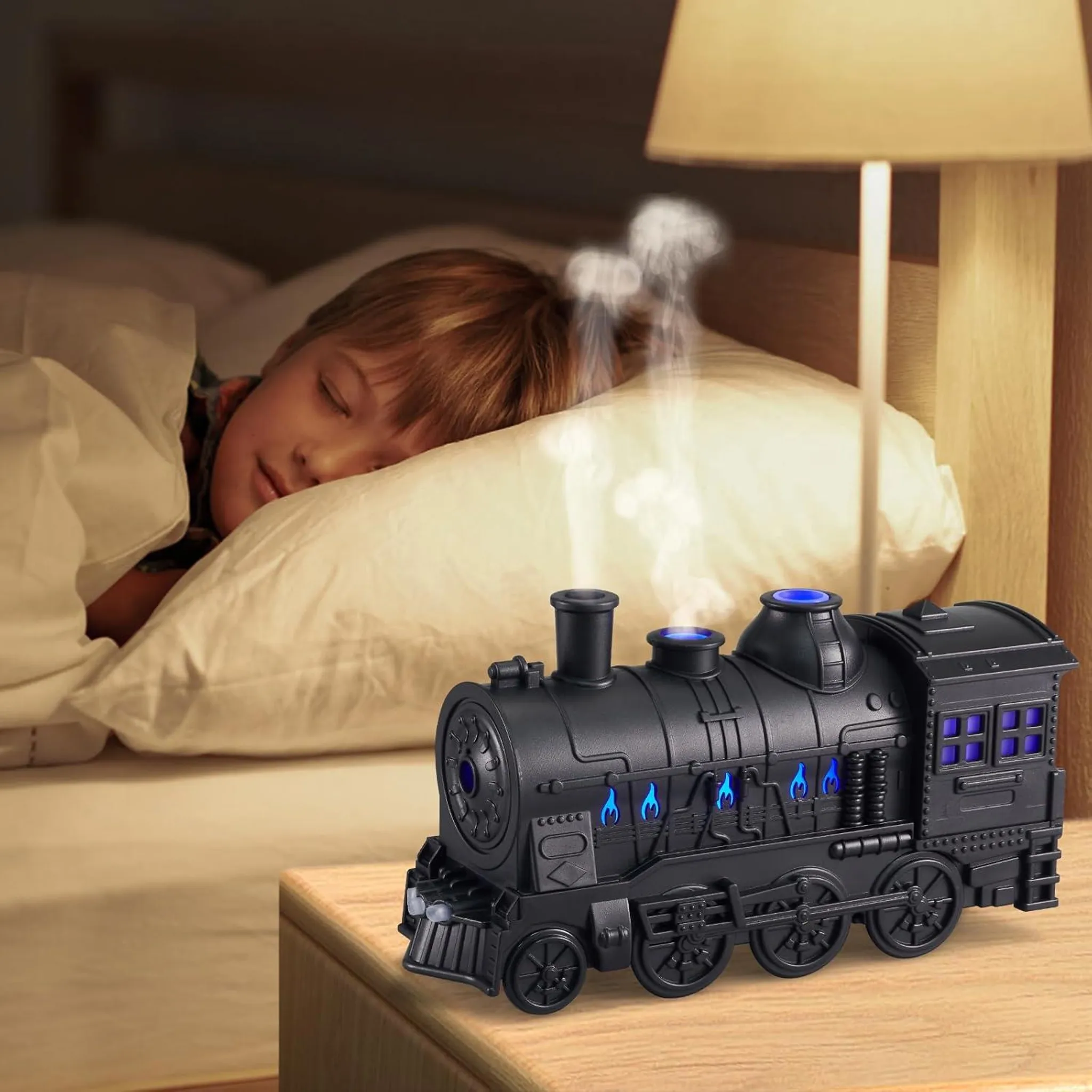Ein Junge schläft im Bett, neben ihm steht ein schwarzer Dampflok-Diffusor, der Rauch ausstößt.