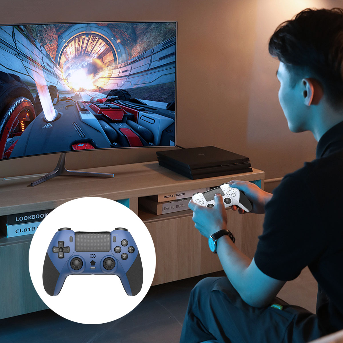 Mann spielt Videospiel mit blauem Controller vor einem Fernseher.