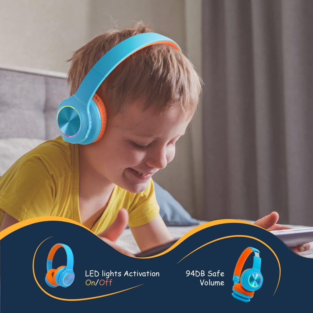 Un garçon portant un casque bleu et orange sur un lit.
