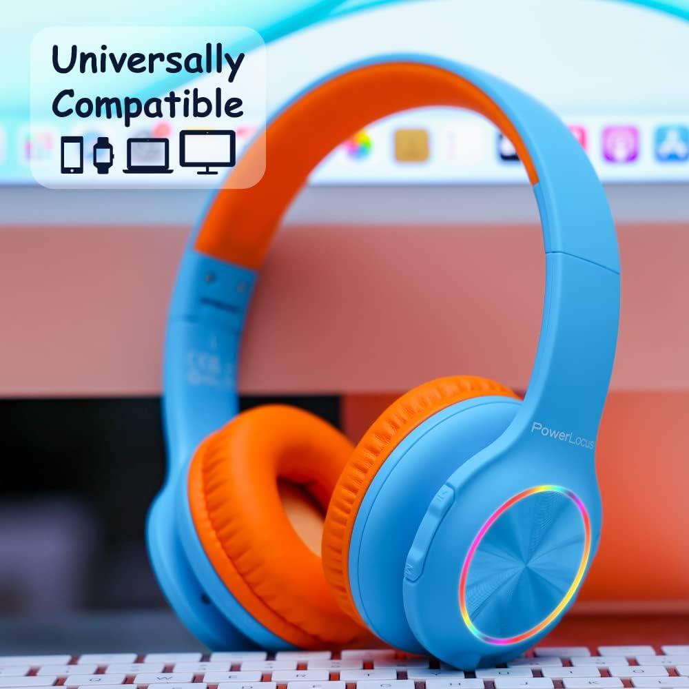 Casque bleu et orange avec lumières sur un clavier.