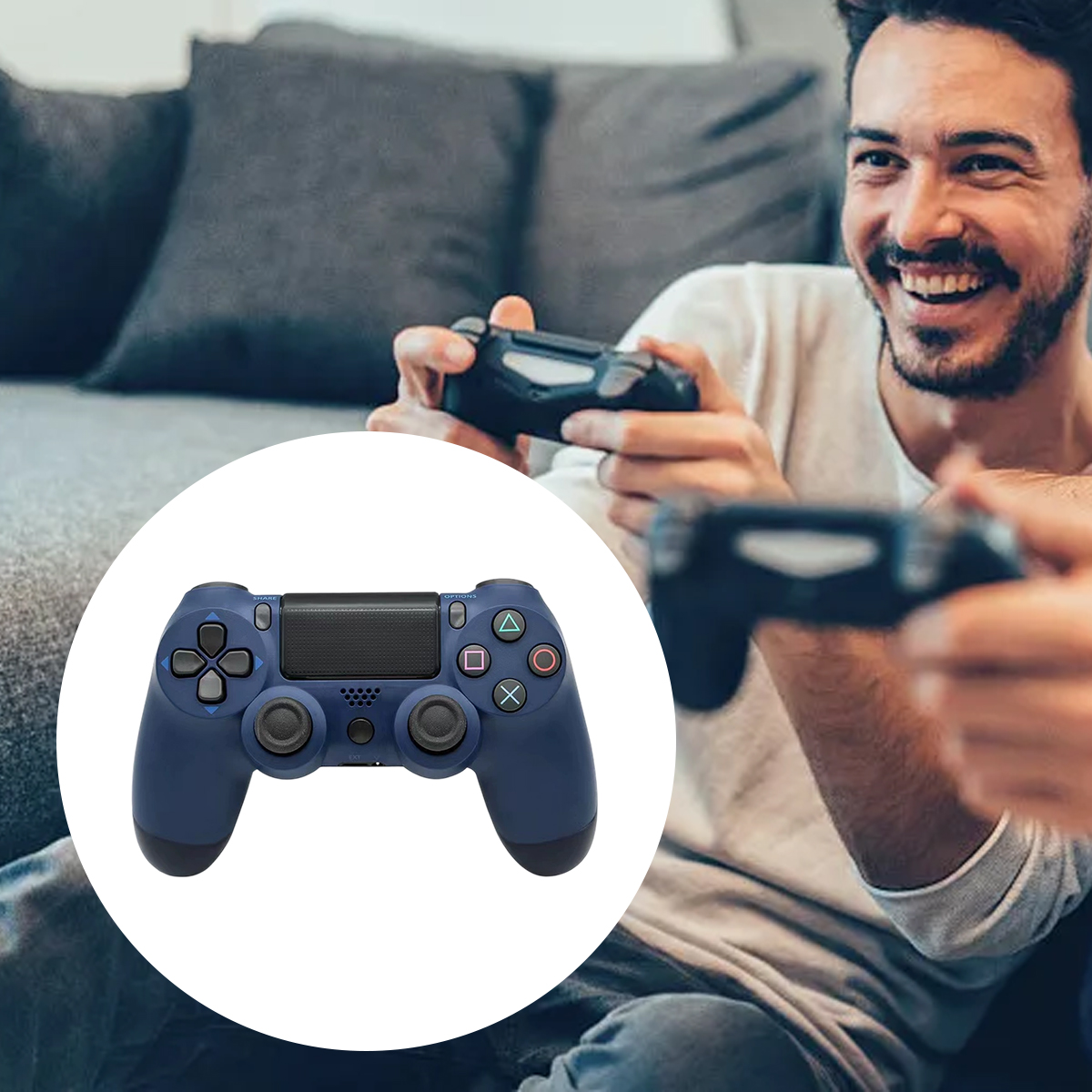 Ein blauer Gamecontroller liegt auf einem Sofa, neben spielenden Händen.