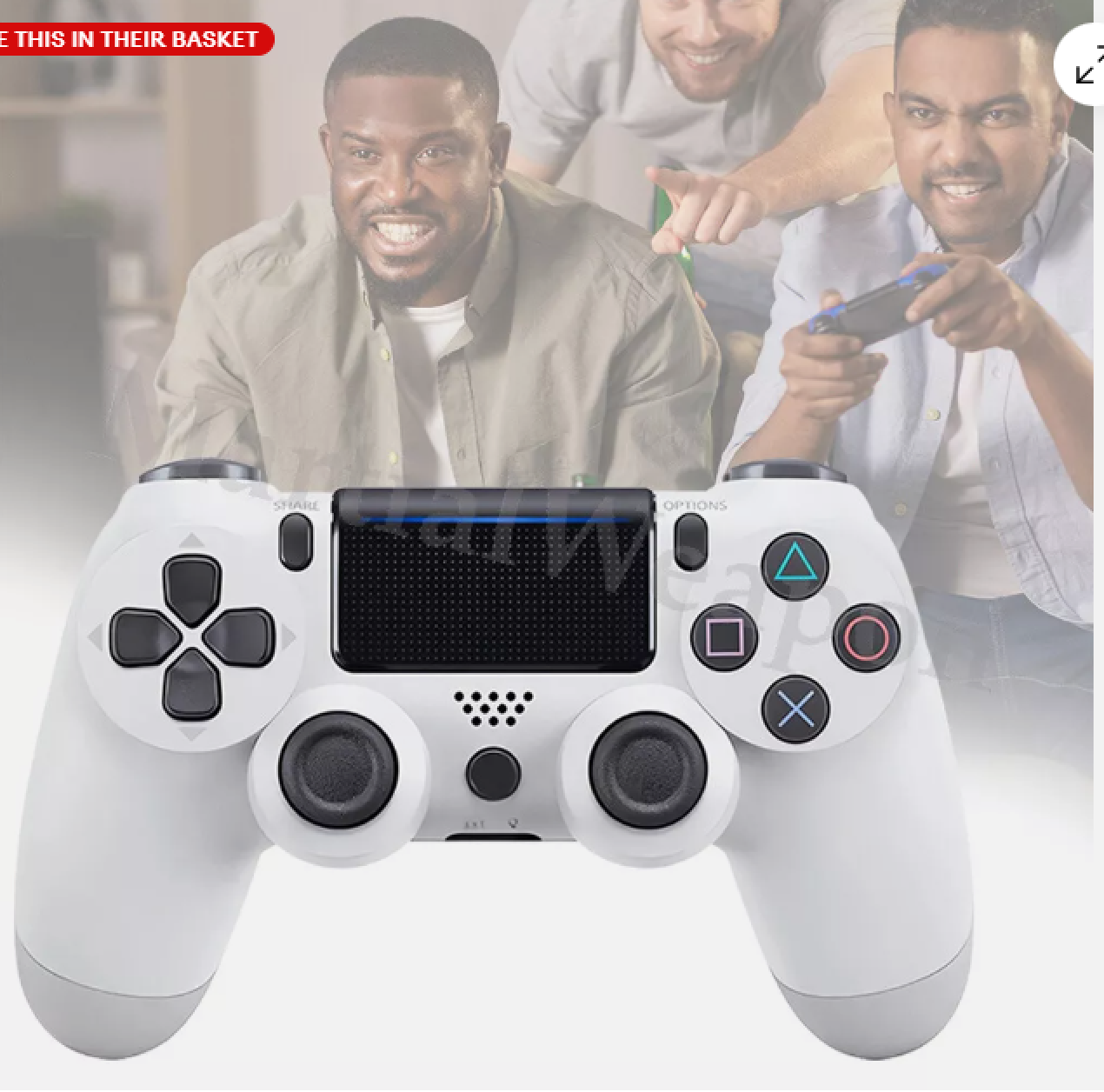 Ein weißer Controller vor drei Männern, die Videospiele spielen.