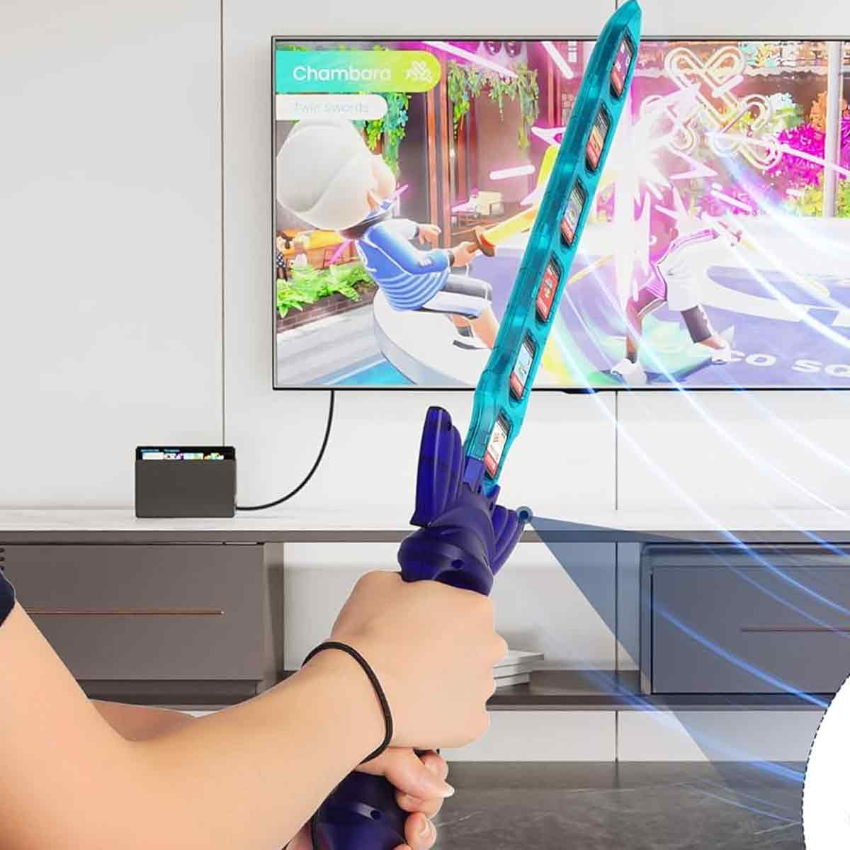 Person hält ein blaues Lichtschwert vor einem Fernseher, der ein Videospiel zeigt.