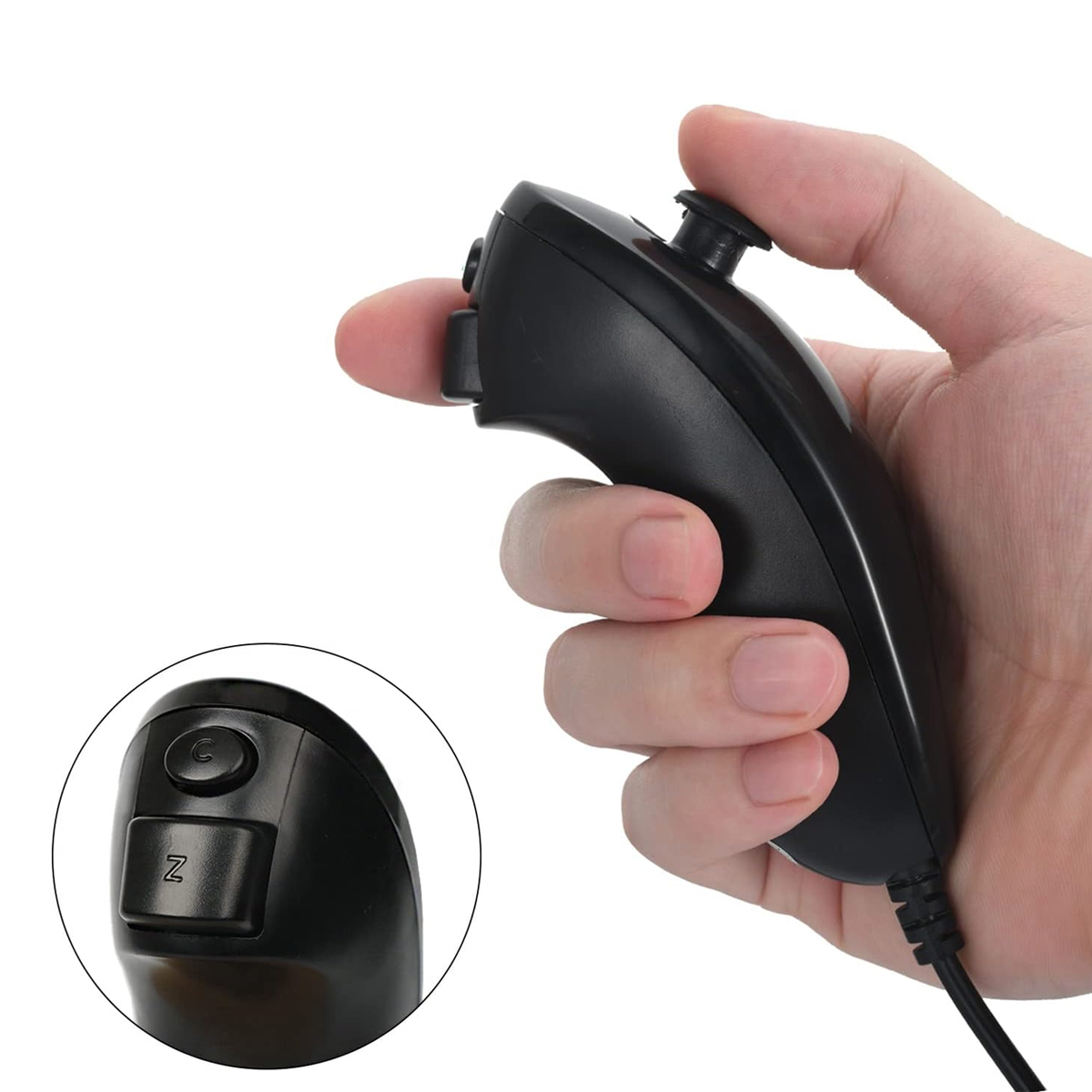 Hand hält schwarzen Controller mit Kabel. Detailansicht zeigt Tasten C und Z.