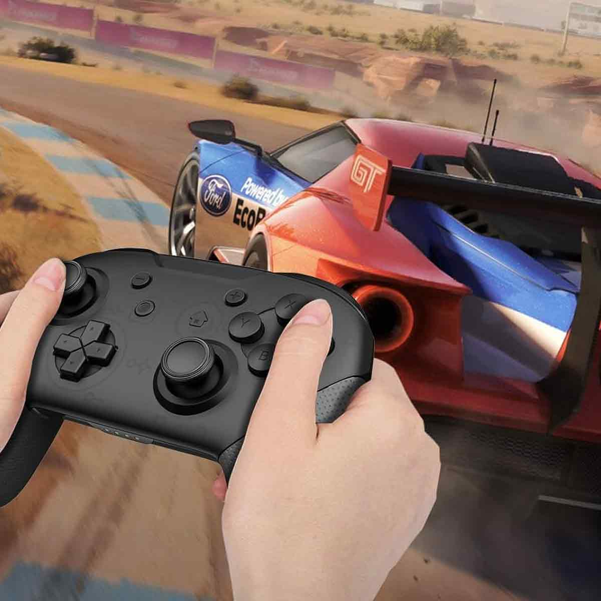 Hände halten einen schwarzen Controller, während Rennwagen vorbeifahren.