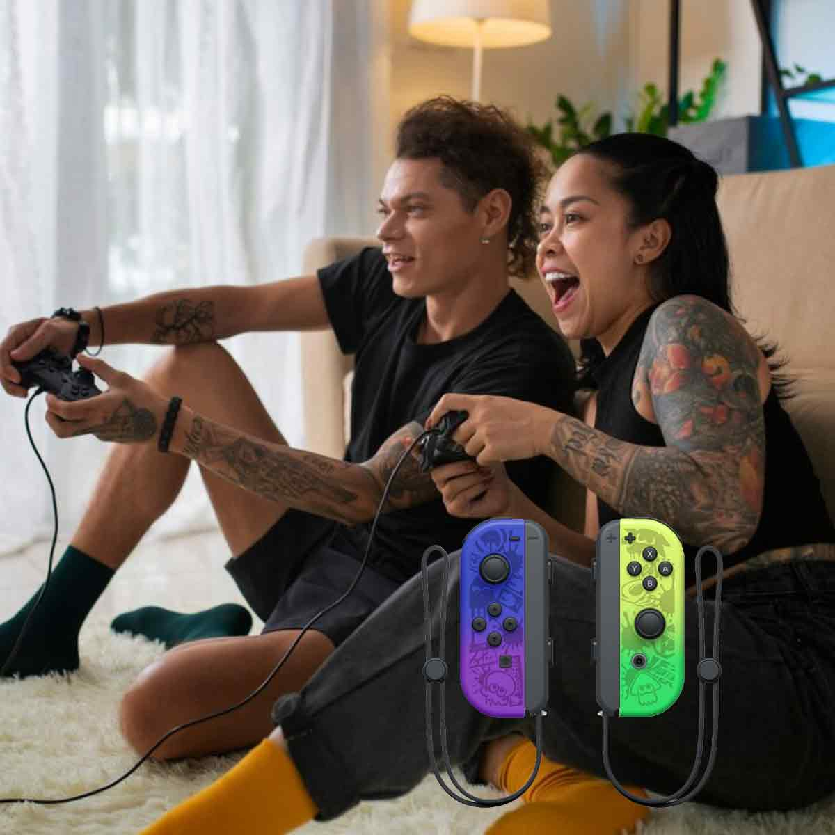 Ein Mann und eine Frau spielen Videospiele mit Joy-Cons.