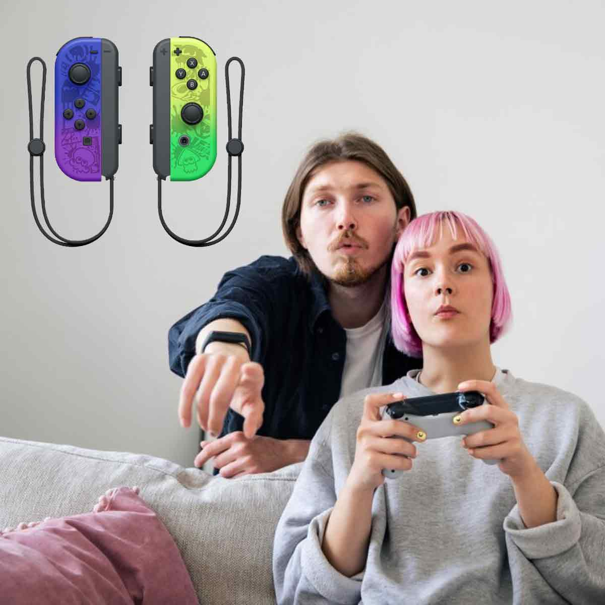 Zwei Personen spielen Videospiele mit bunten Joy-Cons und einem Controller.