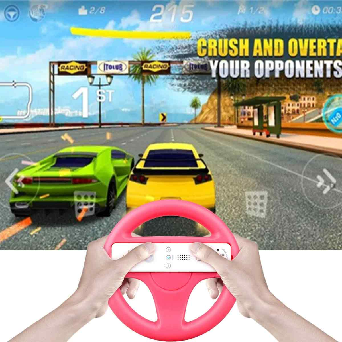 Ein pinkes Lenkrad wird gehalten, während ein Autorennen mit gelben und grünen Autos gespielt wird.