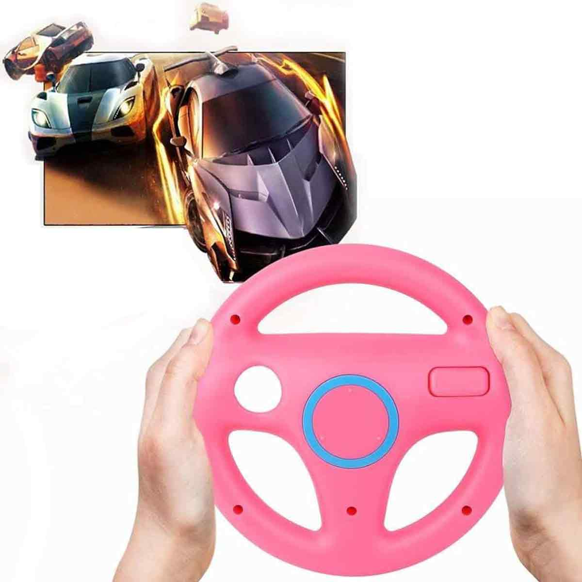 Hände halten ein rosa Lenkrad vor einem Rennspiel mit Autos.