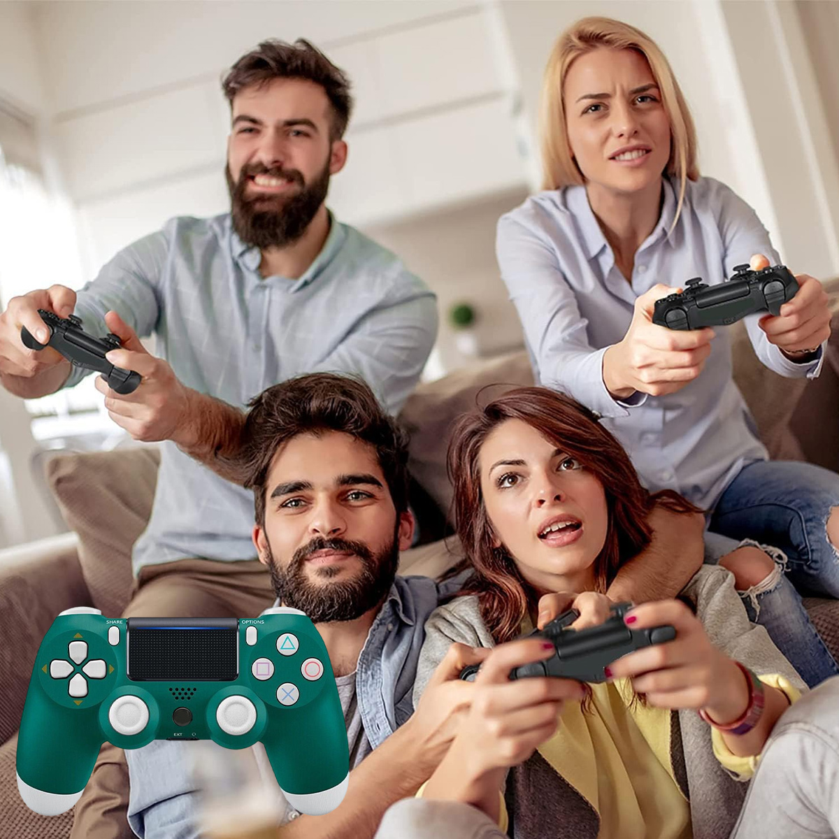 Vier Freunde spielen Videospiele auf einem Sofa mit Controllern.