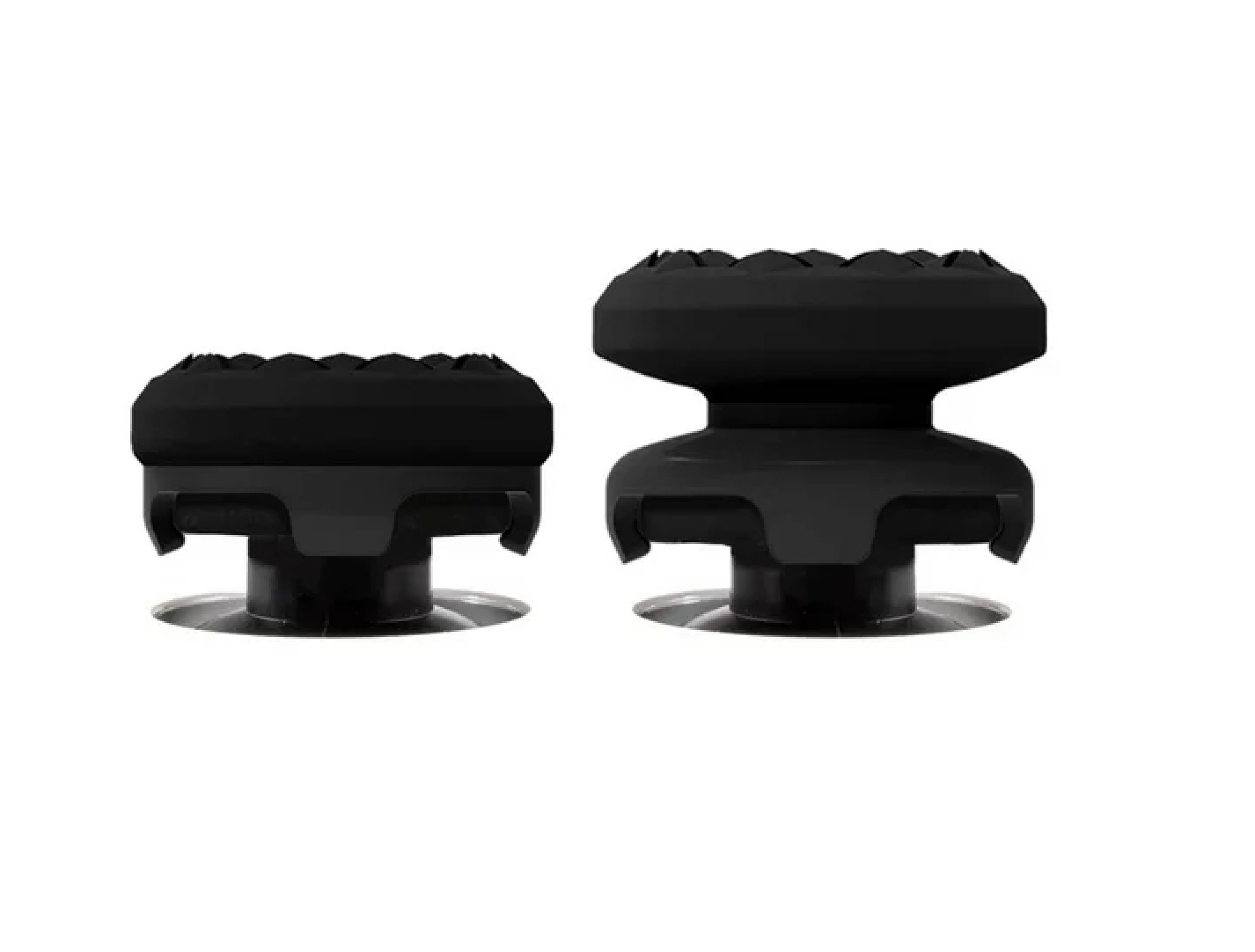 Zwei schwarze Gamecontroller-Daumensticks mit unterschiedlicher Höhe auf weißem Hintergrund.