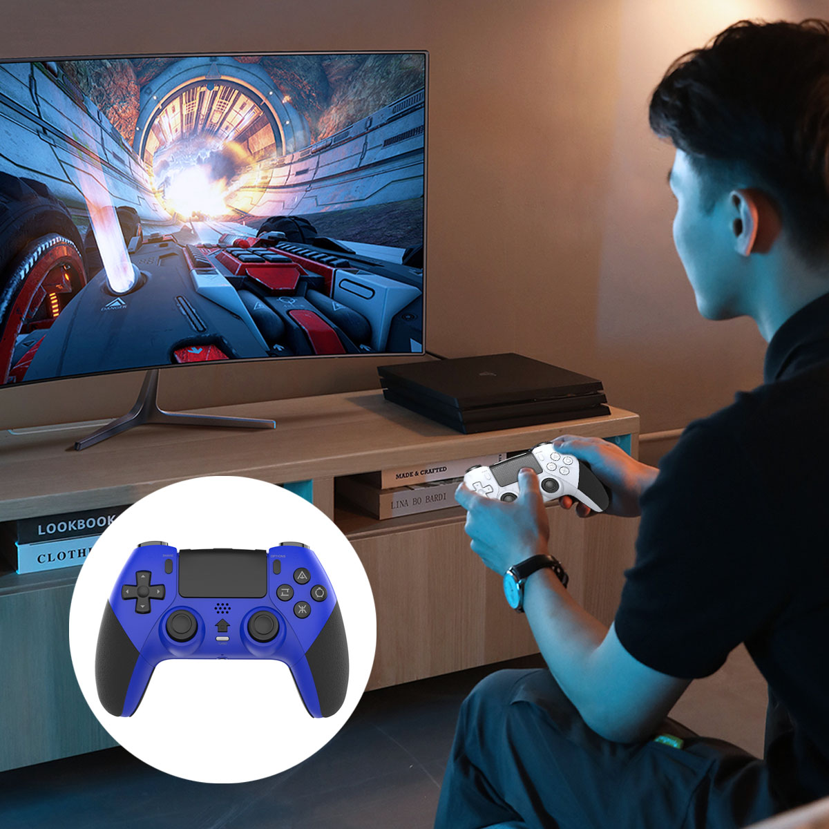 Ein Mann spielt auf einem Fernseher mit einem weißen Controller, ein blauer Controller ist im Kreis.