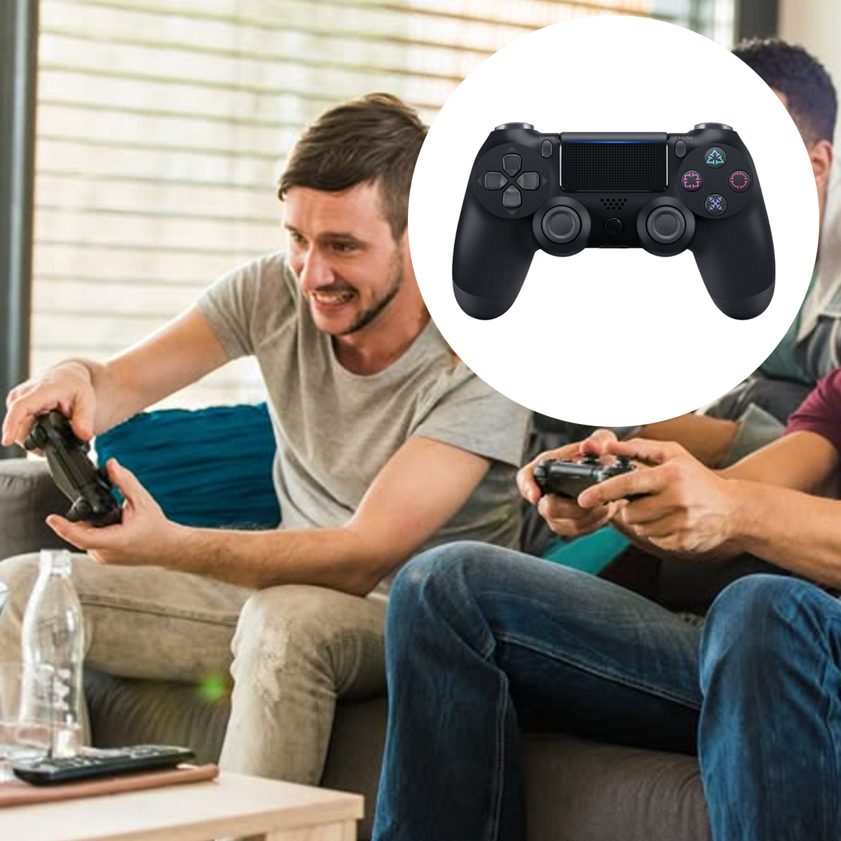 Zwei Männer spielen Videospiele auf einem Sofa und halten schwarze Controller. Ein schwarzer Controller ist im Nahaufnahme.