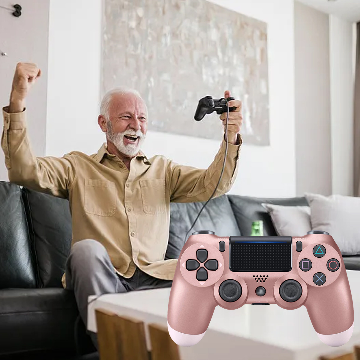 Ein älterer Mann mit weißem Bart jubelt, während er einen Controller hält.