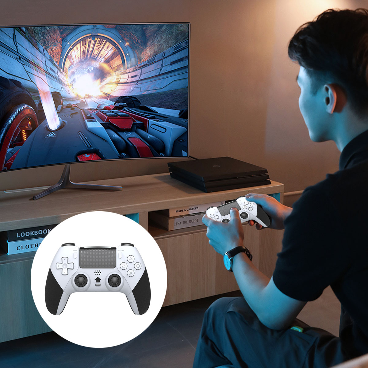 Mann spielt Videospiel auf dem Fernseher, hält einen weißen Controller. Nahaufnahme des Controllers.
