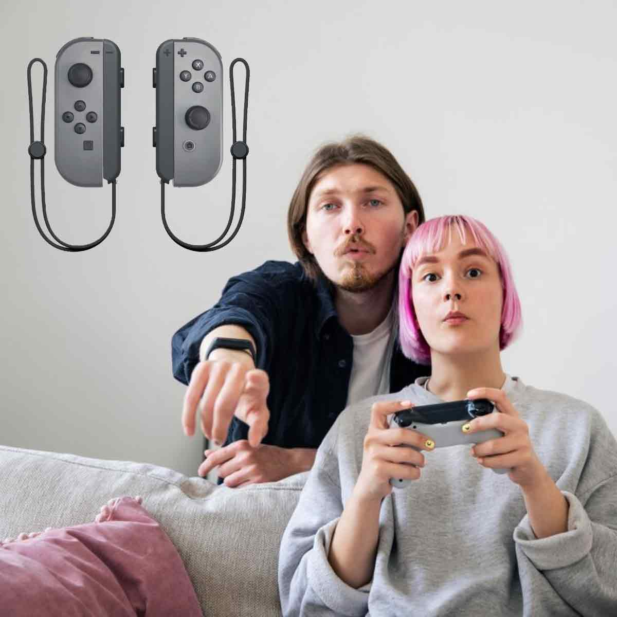 Ein Paar spielt Videospiele mit grauen Controllern, eine Frau hält einen Controller.