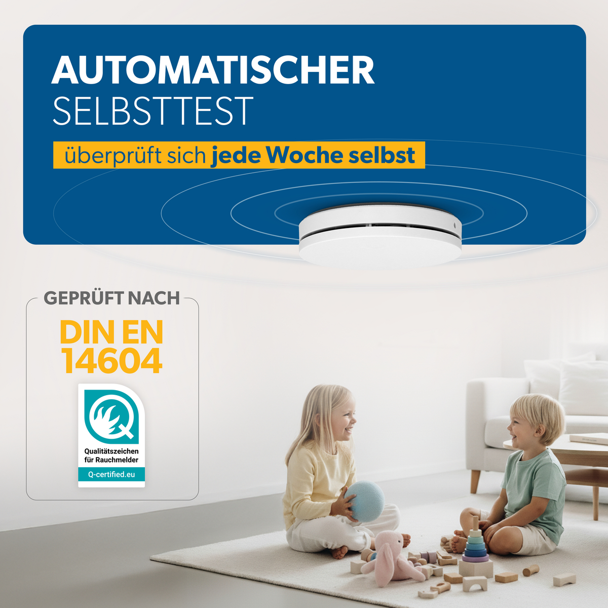Ein weißer Rauchmelder mit automatischer Selbsttest-Anzeige über zwei Kindern.