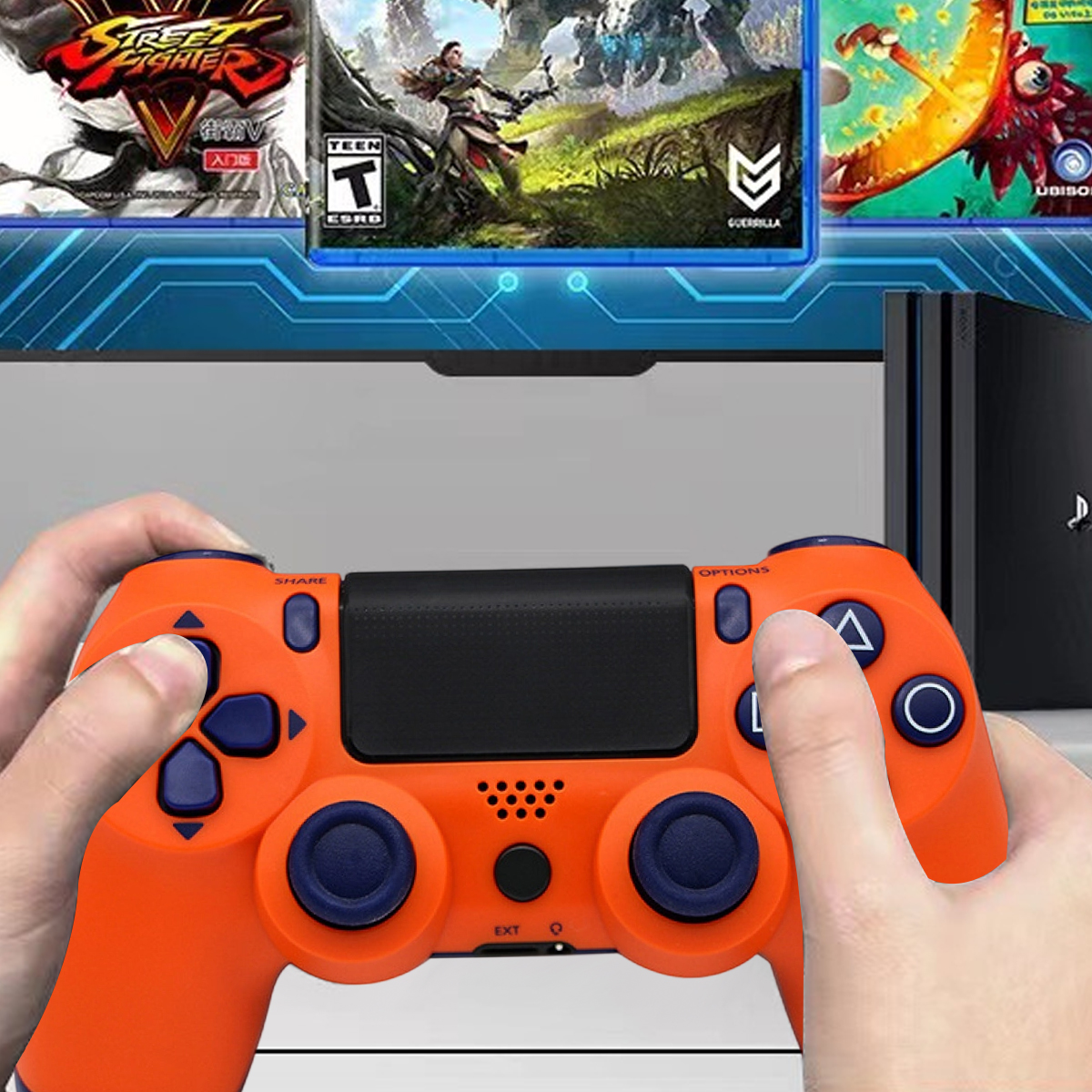 Hände halten einen orangefarbenen Gamecontroller vor einem Fernseher mit Spielehüllen.