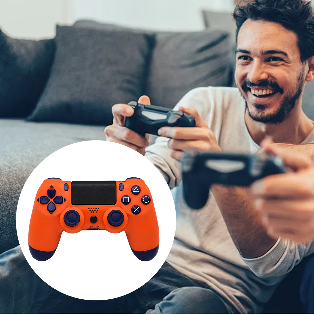 Ein Mann spielt mit einem orangefarbenen Gamecontroller auf einem Sofa.