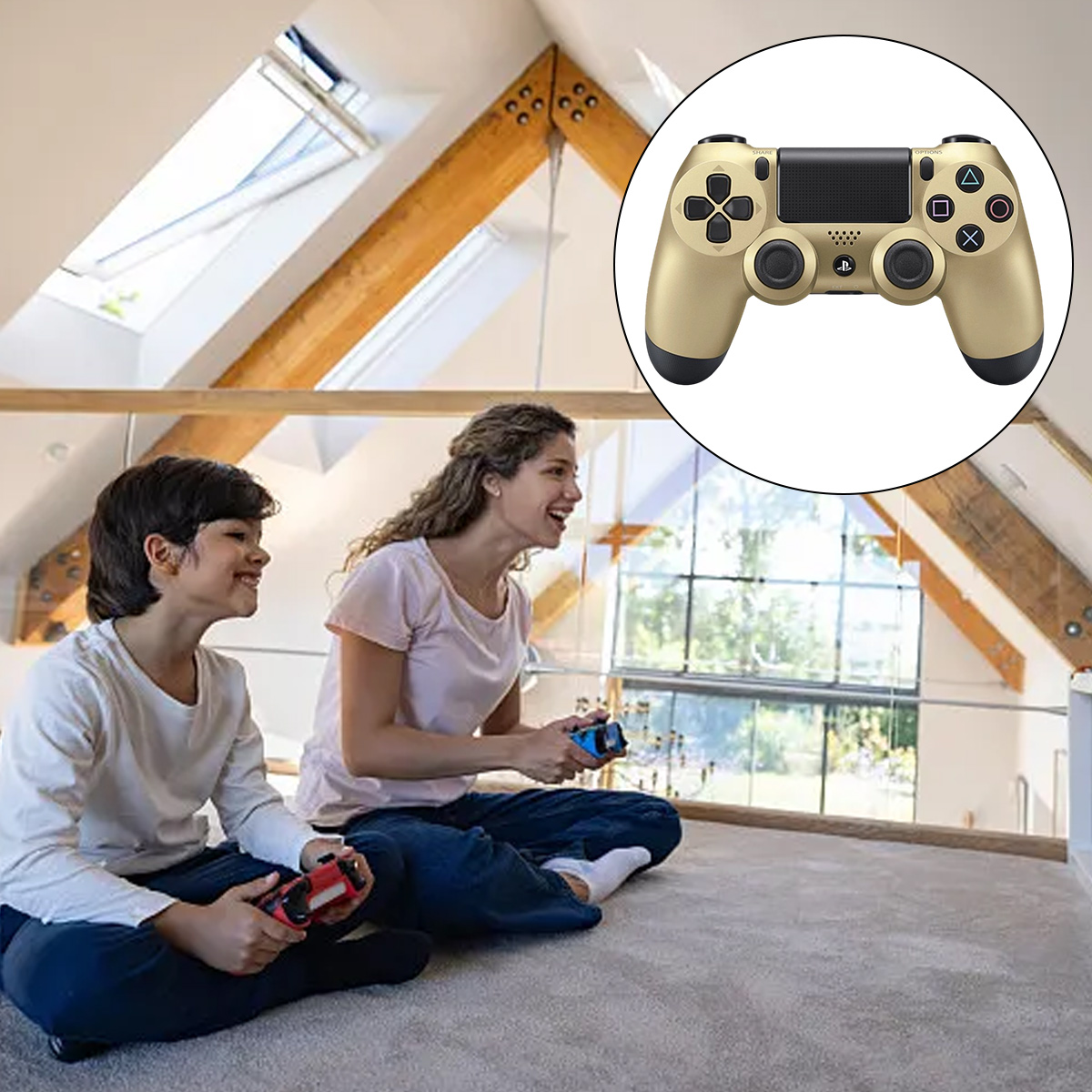 Mutter und Sohn spielen Videospiele auf dem Boden mit Controller.