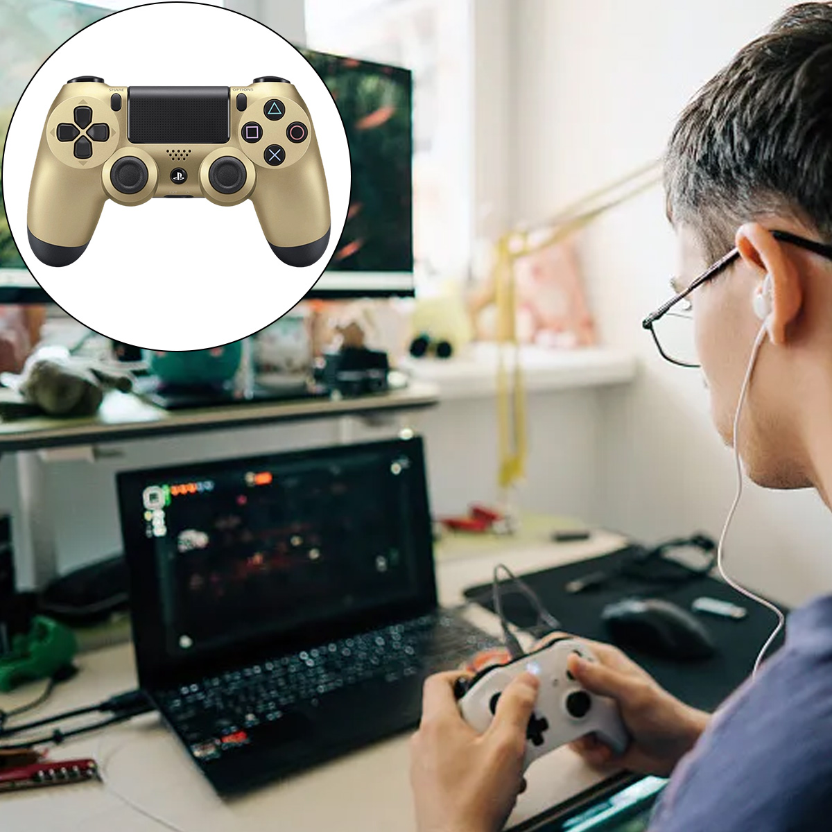 Ein Mann spielt mit einem Controller auf einem Laptop, ein goldener Controller ist zu sehen.