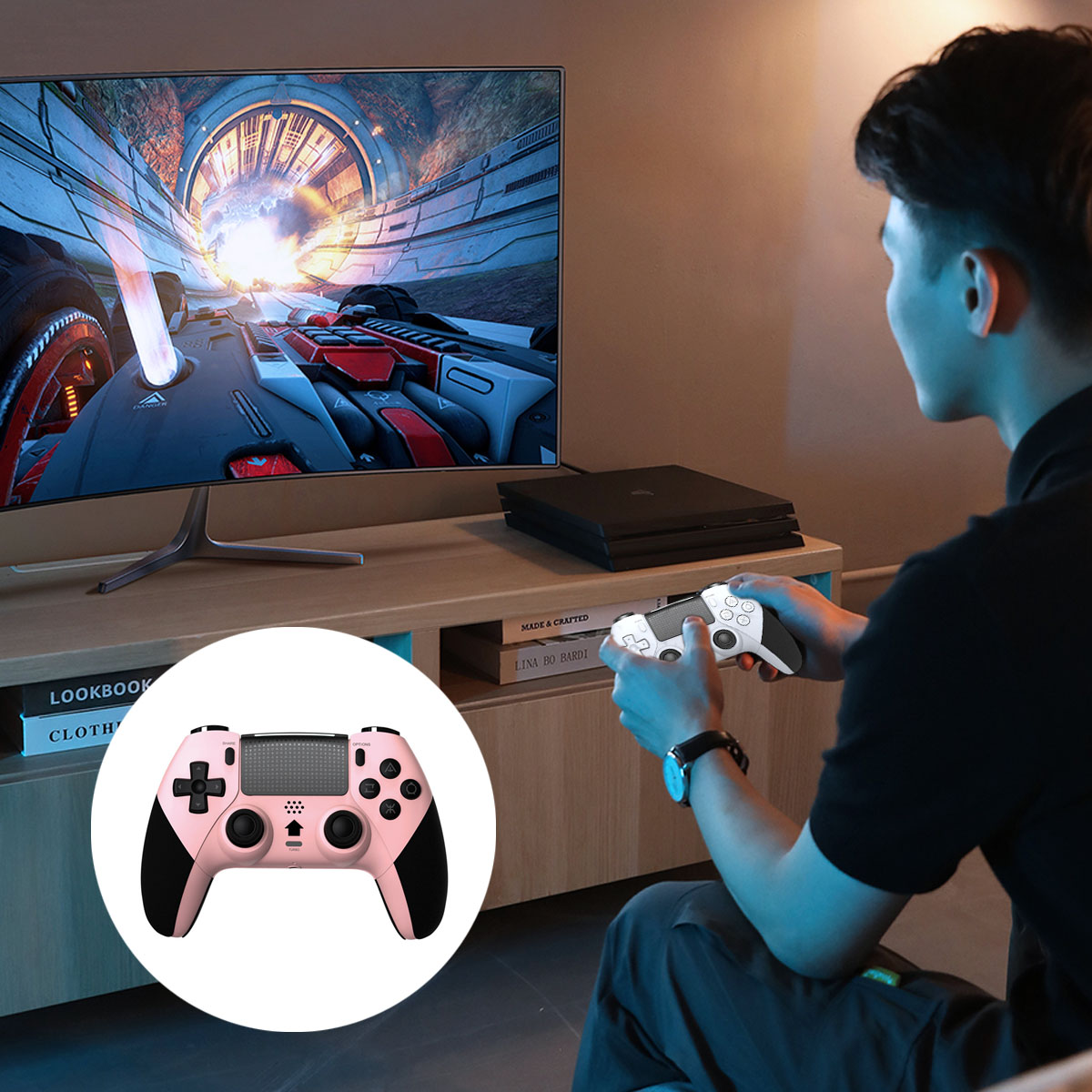Ein Mann spielt Videospiele mit einem Controller, ein rosa Controller wird gezeigt.