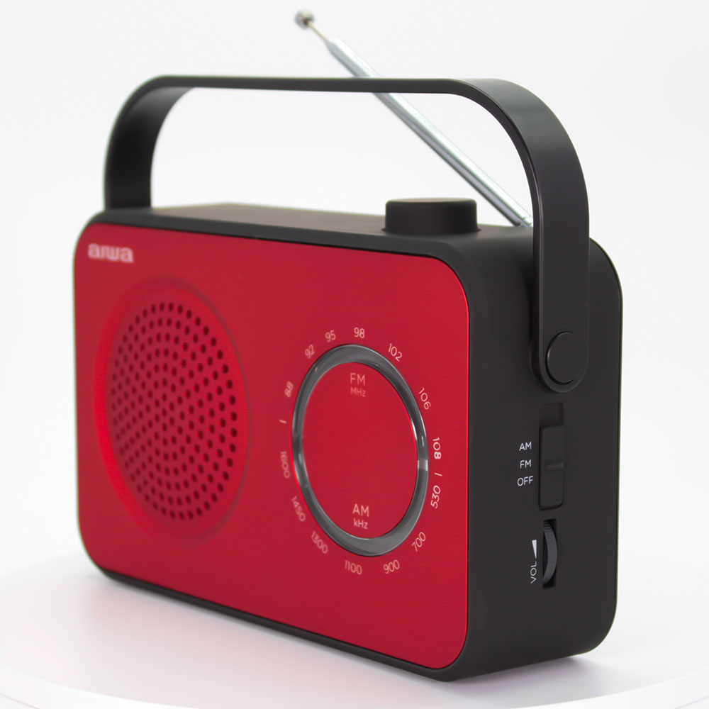 Una radio portátil roja y negra con asa y antena, con diales de sintonización.