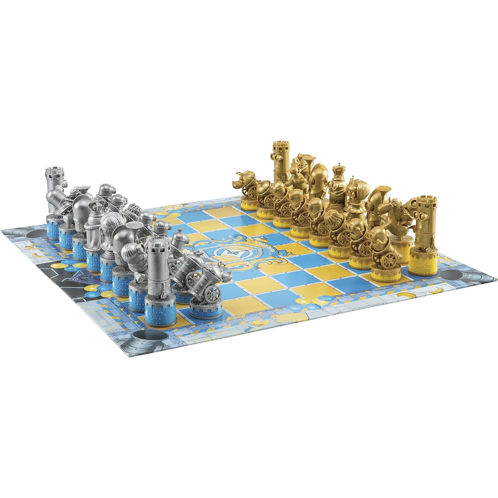 Gouden en zilveren schaakstukken op een blauw en geel dambord.