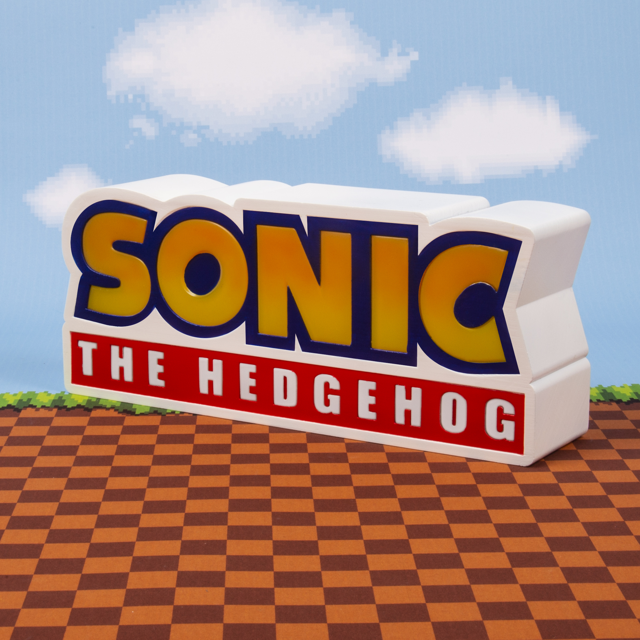 Logo Sonic the Hedgehog. Texte blanc sur fond rouge. Nuages pixelisés.