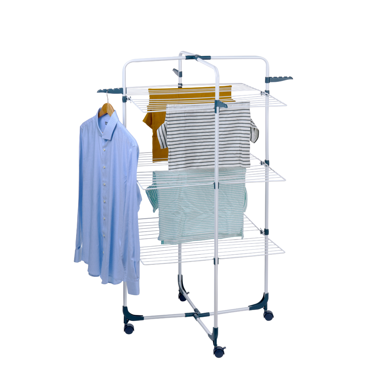 Een wit wasrek op wielen, met kleding.