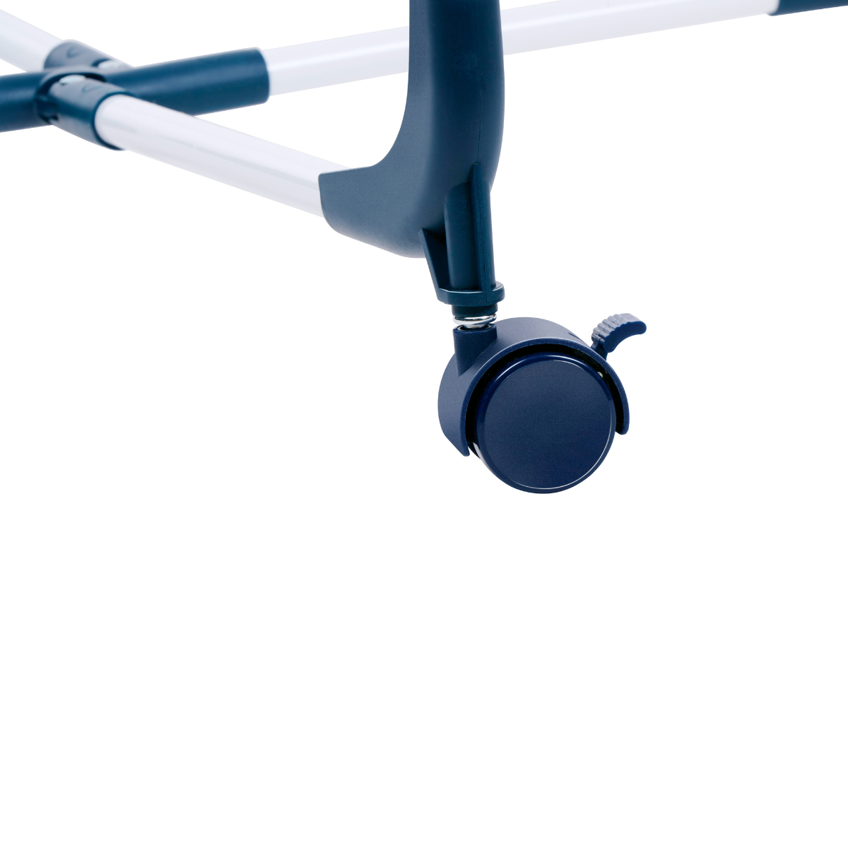 Close-up van een donkerblauw wiel met remhendel op een wit en blauw frame.