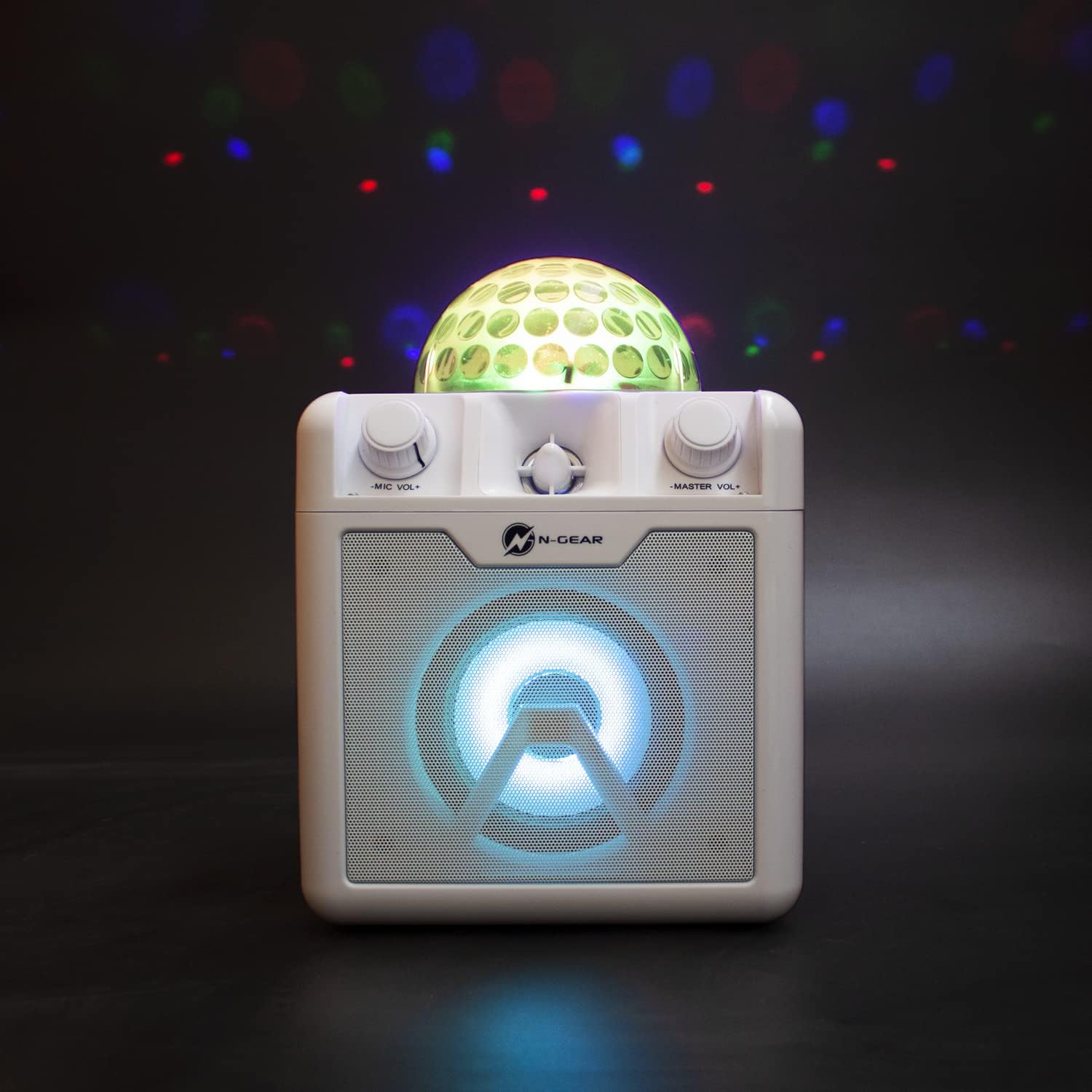 Un altoparlante bianco con palla da discoteca sopra su superficie scura con luci.