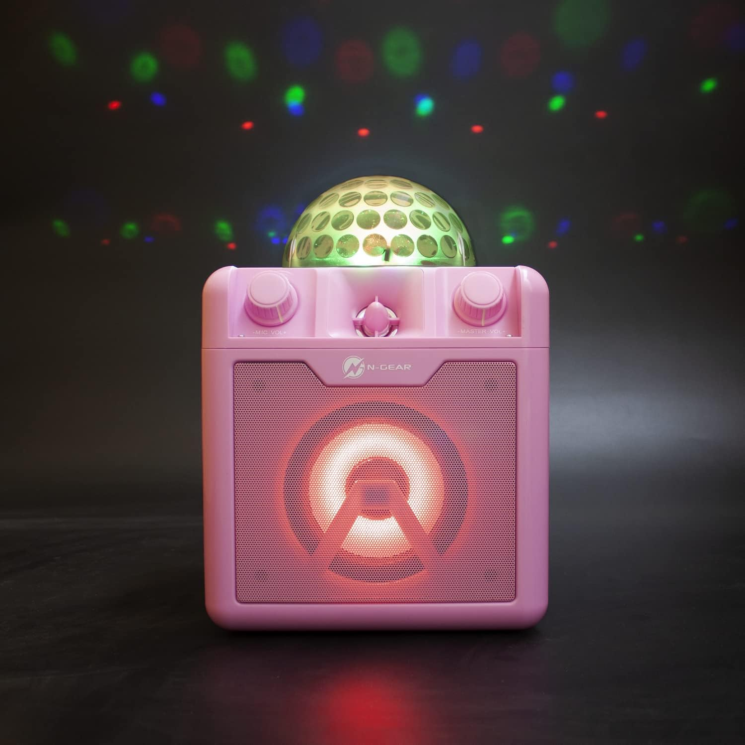 Un altoparlante rosa con palla da discoteca in cima e luci colorate proiettate.
