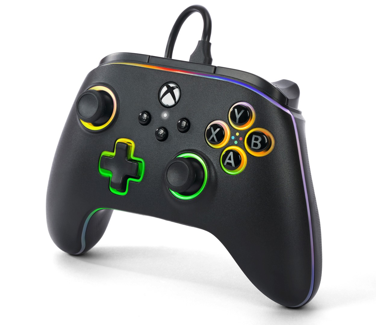 Un controller Xbox nero con illuminazione colorata su sfondo bianco.