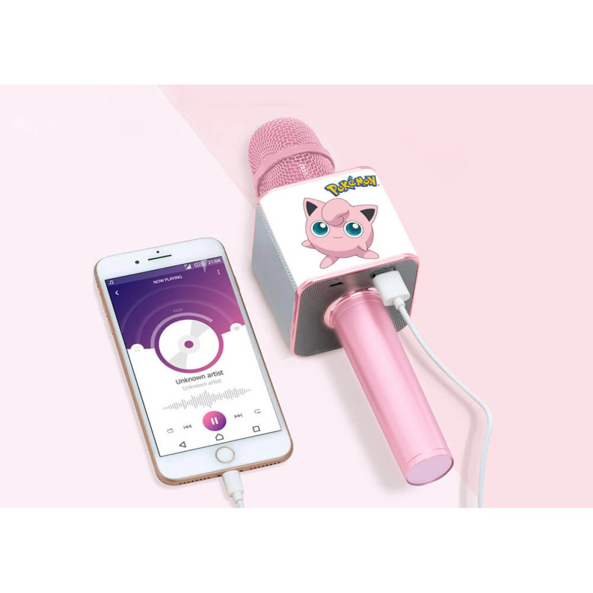 Un microfono rosa con Pikachu e uno smartphone con app musicale accanto.