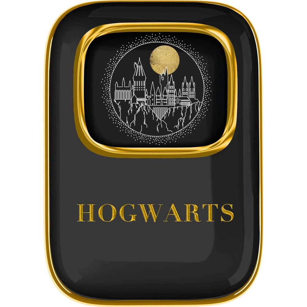 Zwart object met gouden rand, met Hogwarts-wapenschild en tekst.