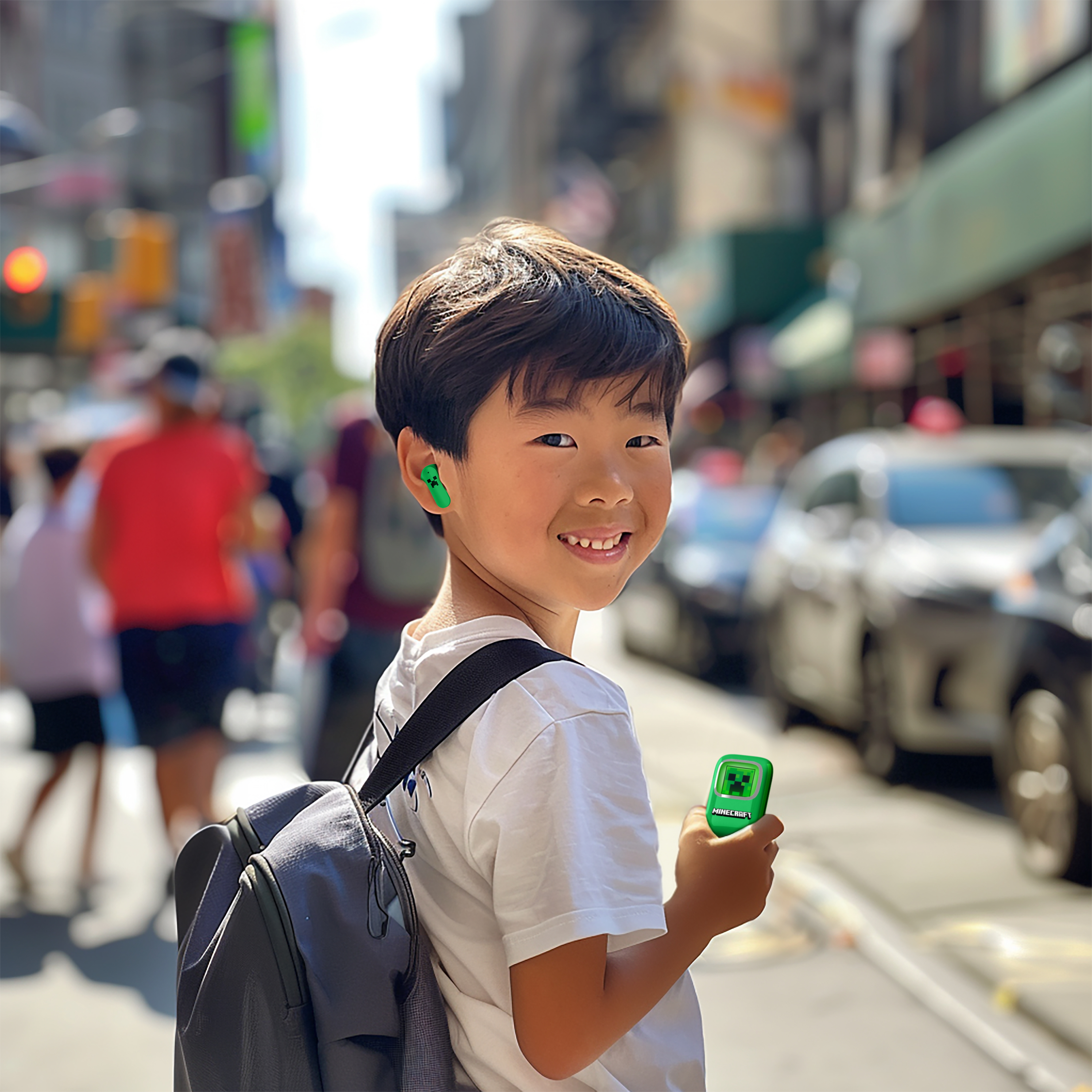 Een jongen met oordopjes en een Minecraft-bedeltje staat in een stadsstraat.