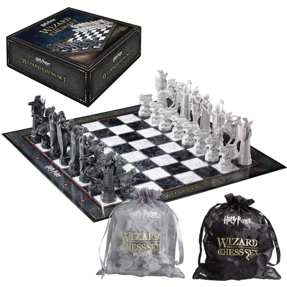 Set de ajedrez mágico de Harry Potter con piezas grises y blancas en el tablero, con caja y bolsas.