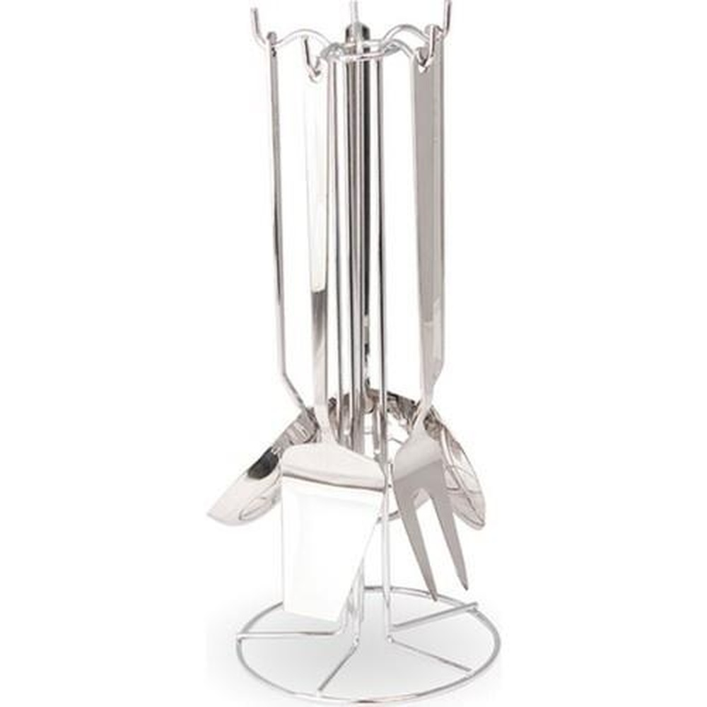 Yuvarlak bir stant üzerinde parlak metal barbekü aletleri seti.