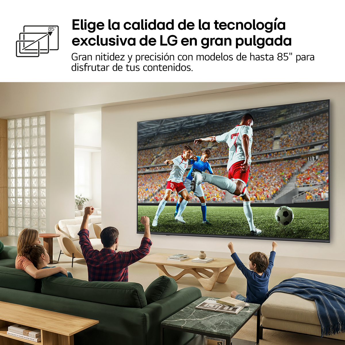Famiglia guarda il calcio su un grande TV LG.